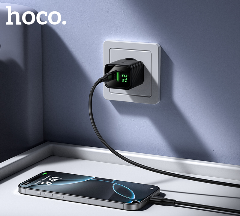 Hoco CS84A в розетке при зарядке смартфона