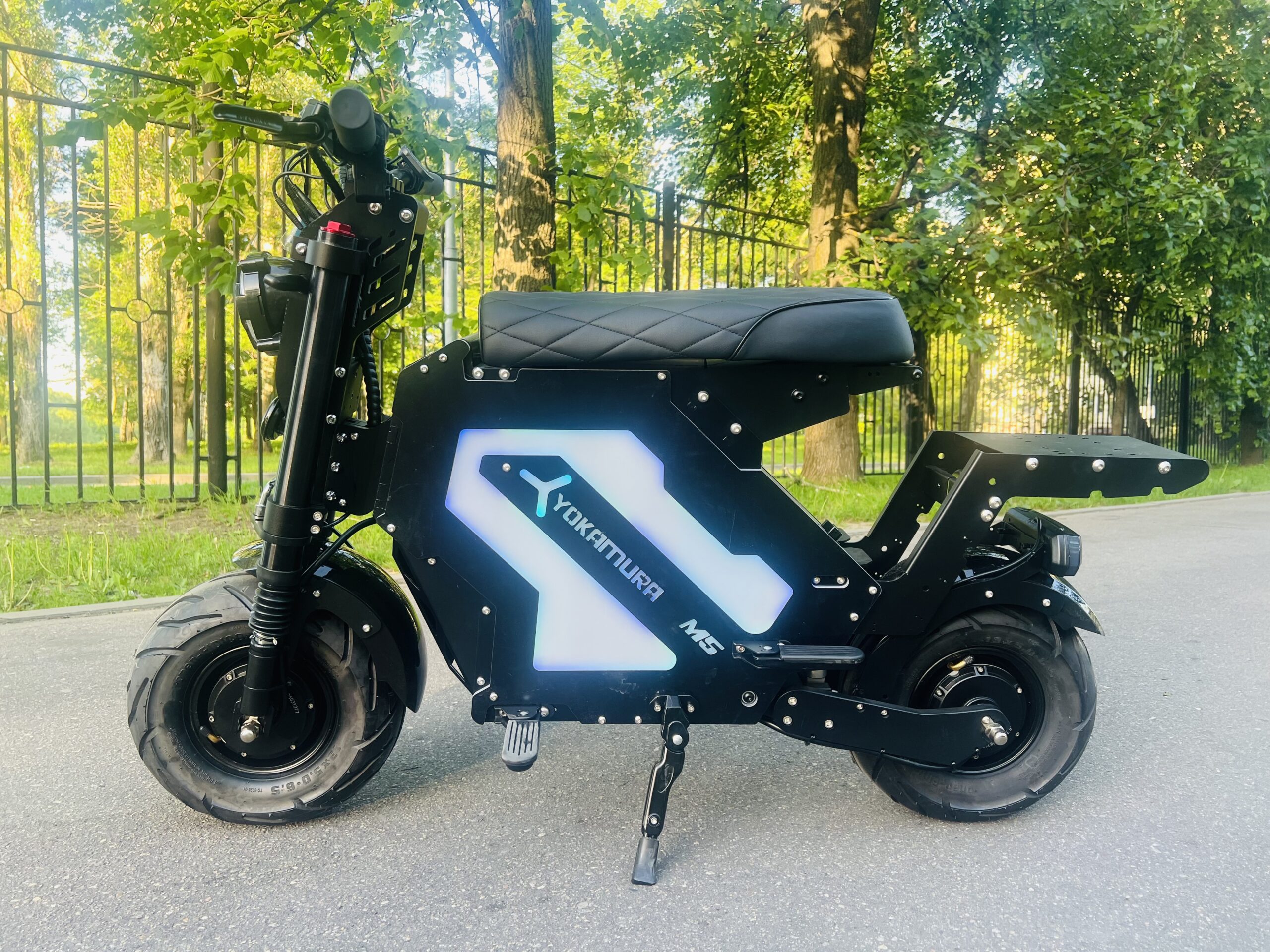 Электроскутер Yokamura M5 Samurai Black — Колёса, подвеска и тормоза