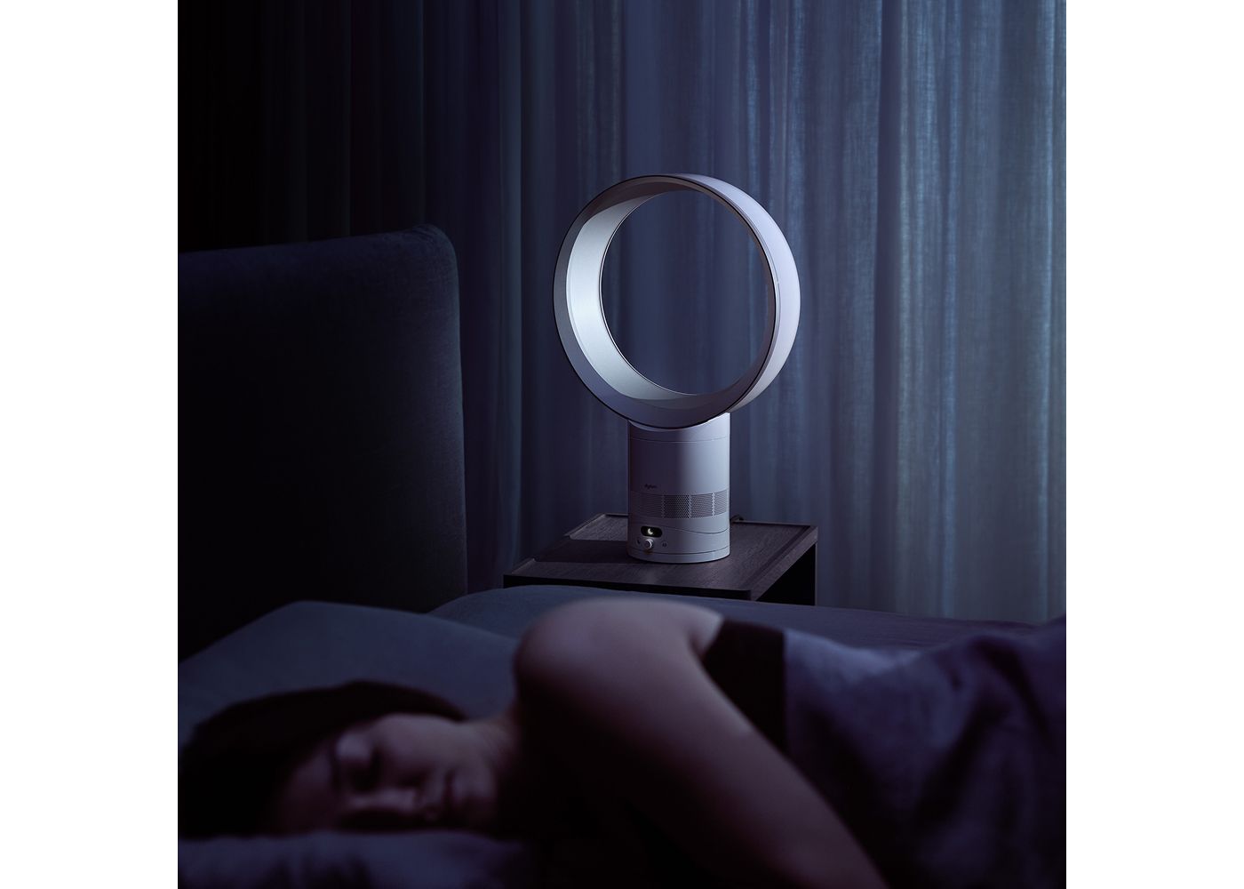 Ночной режим Dyson Cool CF1 AM12 рядом с кроватью