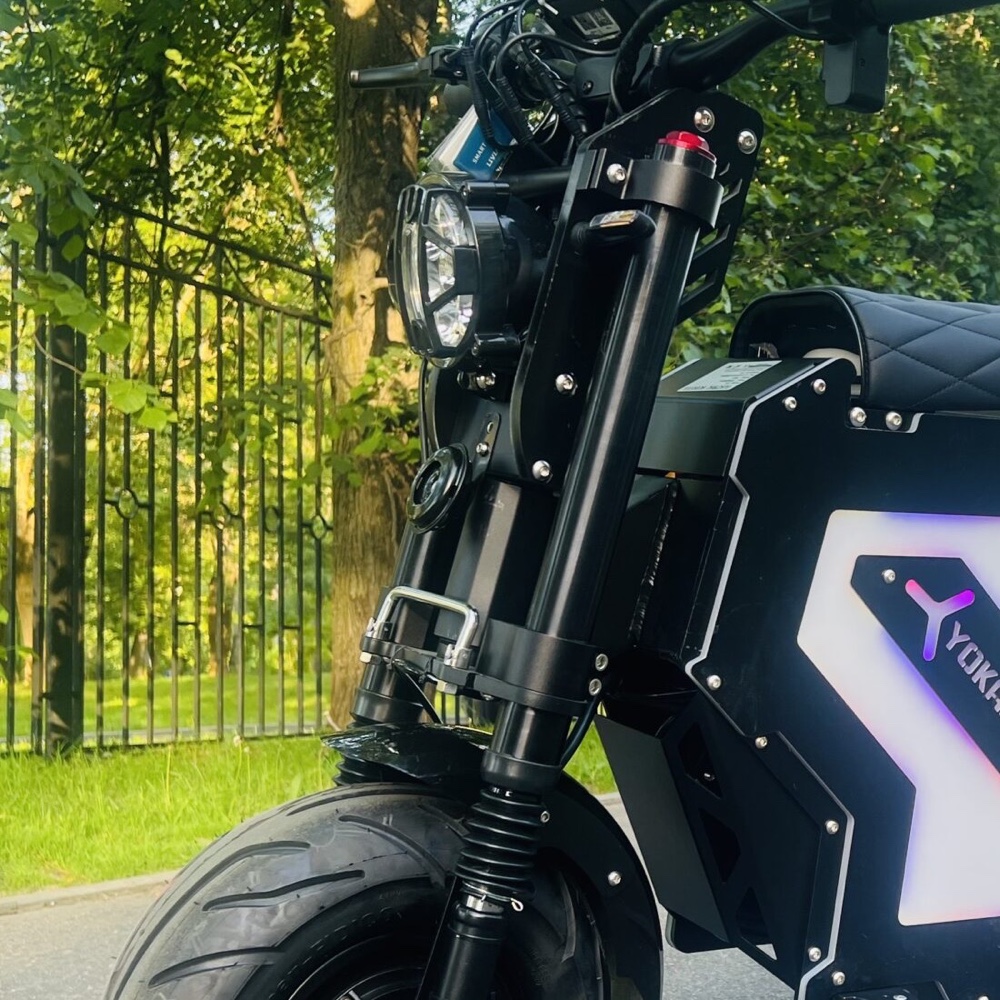 Электроскутер Yokamura M5 Samurai Black — Переднее колесо, подвеска и гидравлический тормоз