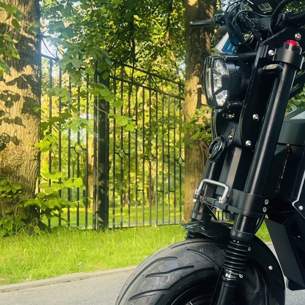 Электроскутер Yokamura M5 Samurai Black — Батарейный отсек и силовая рама
