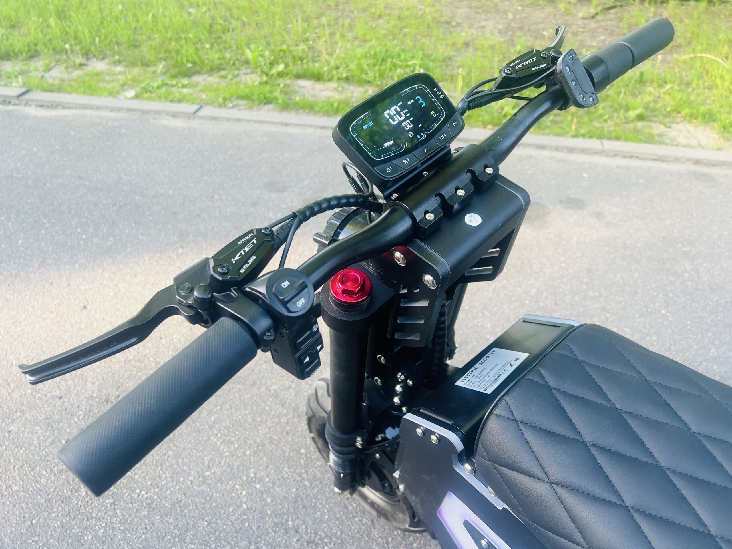 Электроскутер Yokamura M5 Samurai Black — Управление и индикация