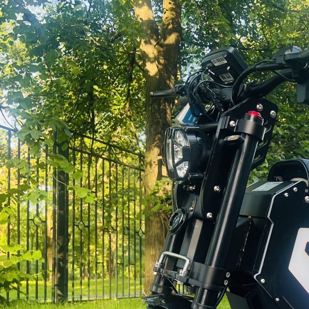 Электроскутер Yokamura M5 Samurai Black — Органы управления и передняя светотехника
