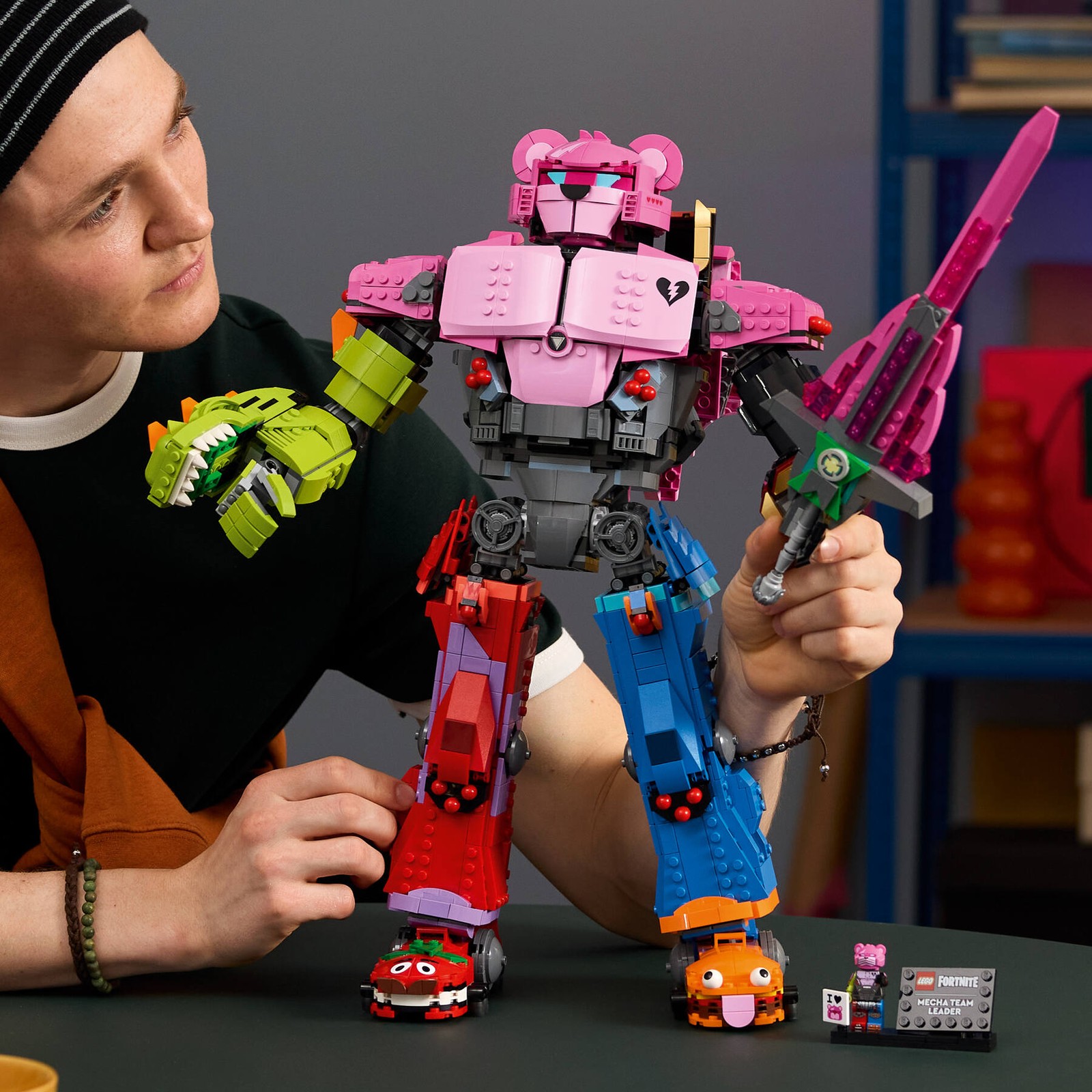 Конструктор LEGO Fortnite Mecha Team Leader (77078) в сценарии использования