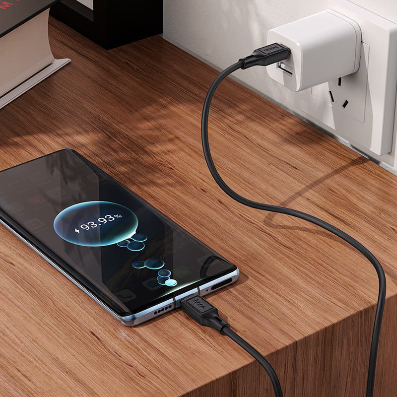 Чёрный Hoco X90 USB-C—USB-C подключён между телефоном и зарядным адаптером