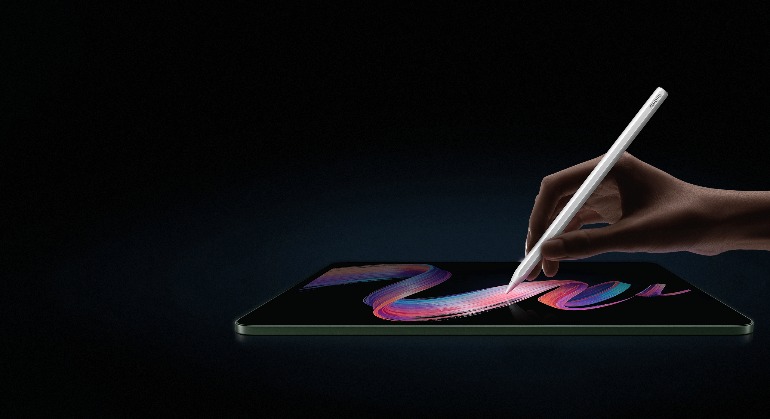 Xiaomi Focus Pen Pro в руке при рисовании на совместимом планшете