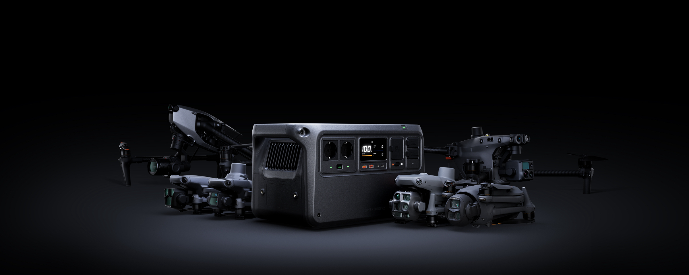 DJI Power 1000 V2 рядом с техникой DJI для выездной съёмки