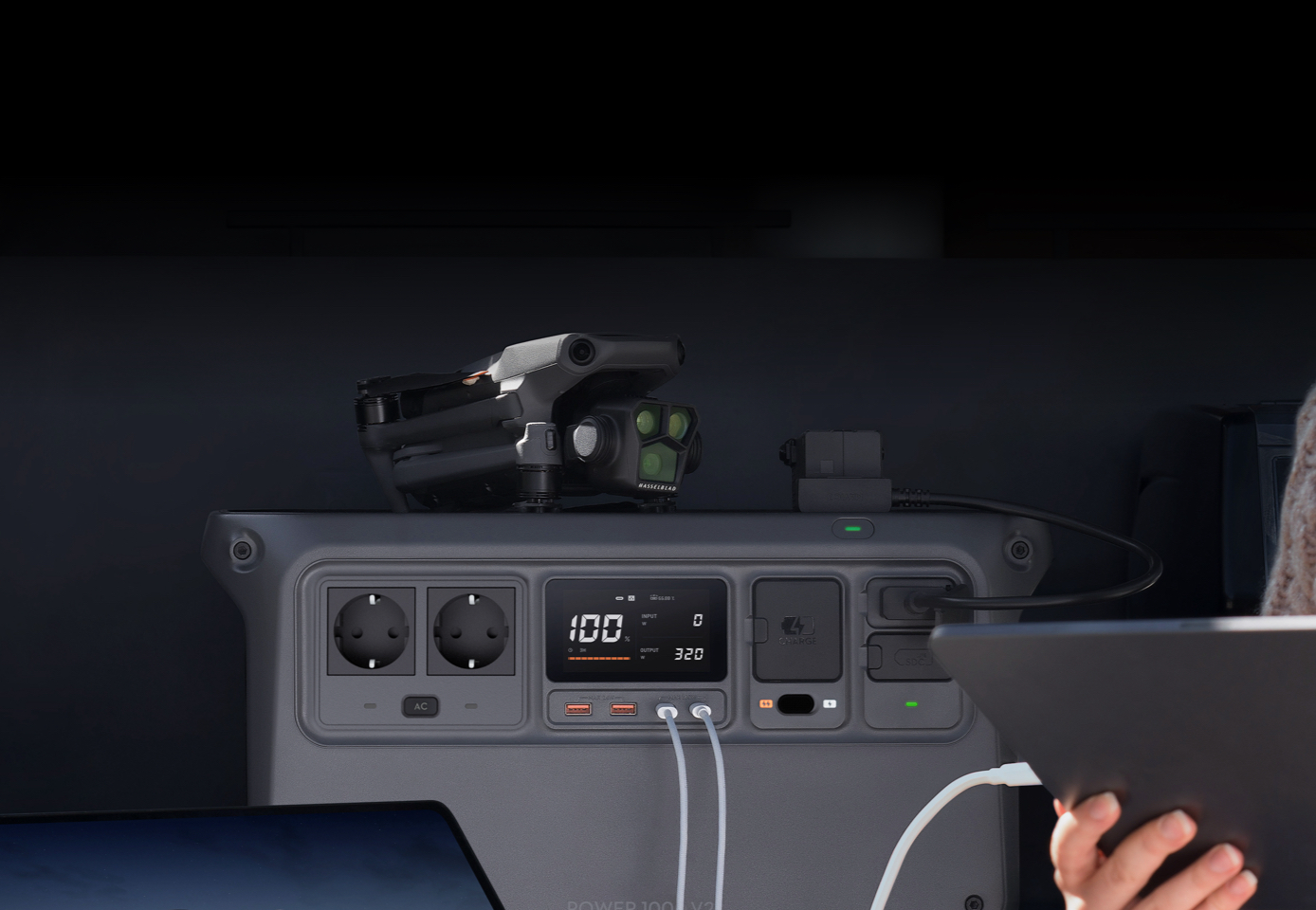 DJI Power 1000 V2 питает ноутбук и планшет через USB-C