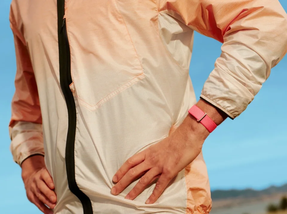 Google Fitbit Air Berry на запястье в повседневном использовании