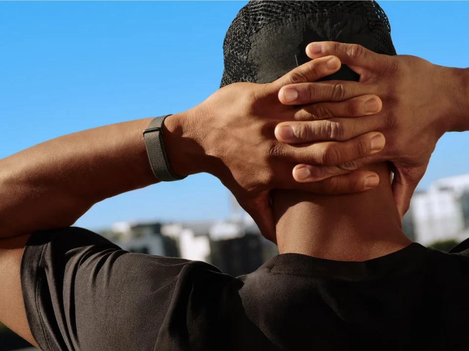 Чёрный Google Fitbit Air на запястье во время активного дня