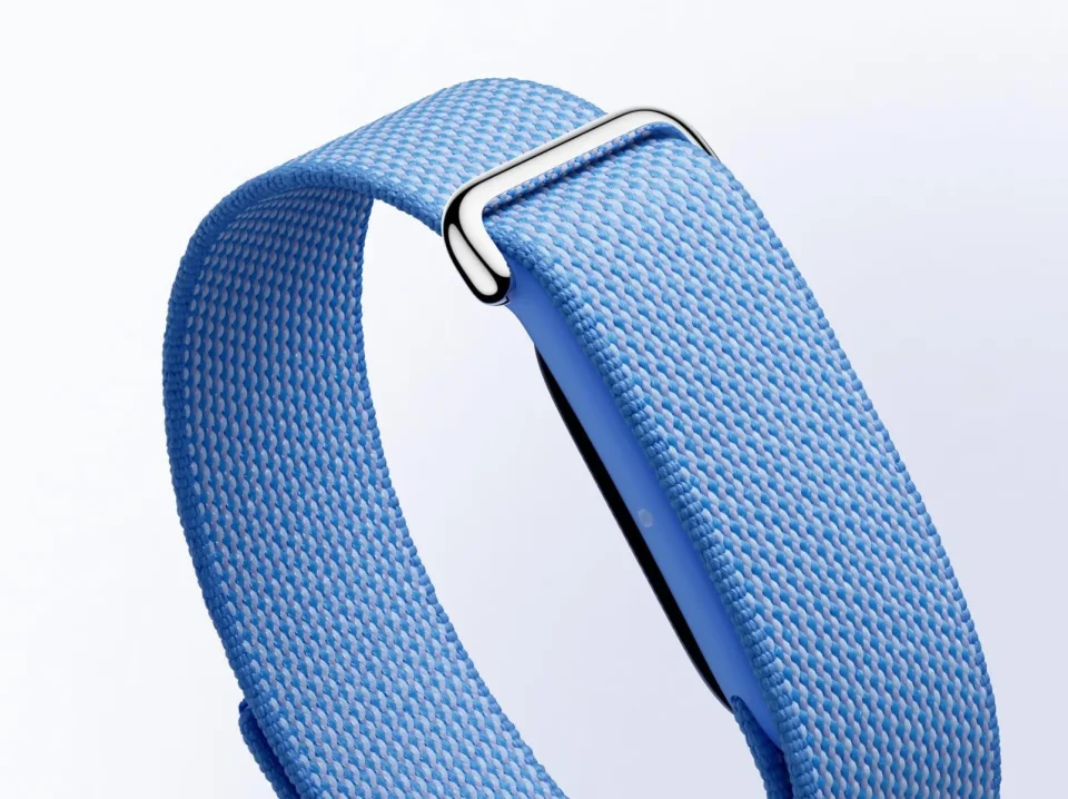 Google Fitbit Air Lavender: крупный план ремешка и корпуса трекера