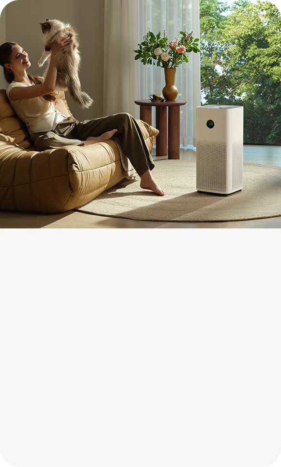 Mijia Smart Air Purifier 6 в гостиной рядом с хозяином и кошкой