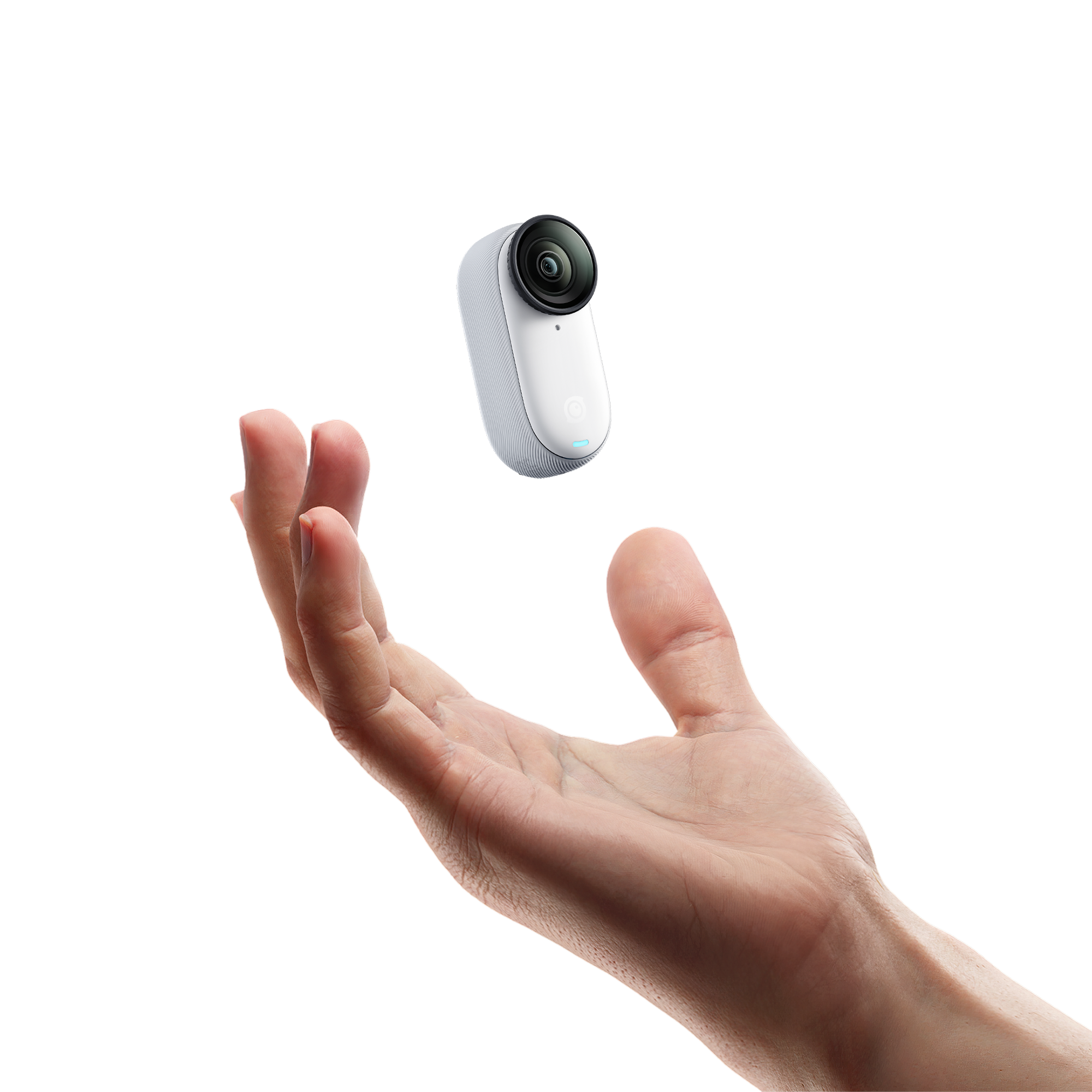 Компактная камера Insta360 GO 3S в руке