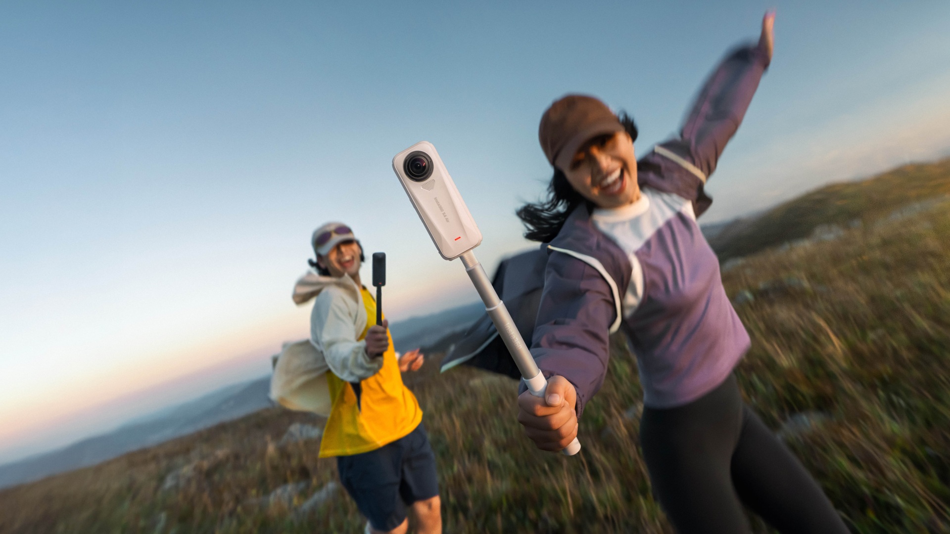 Белая Insta360 X4 Air на селфи-палке во время прогулки