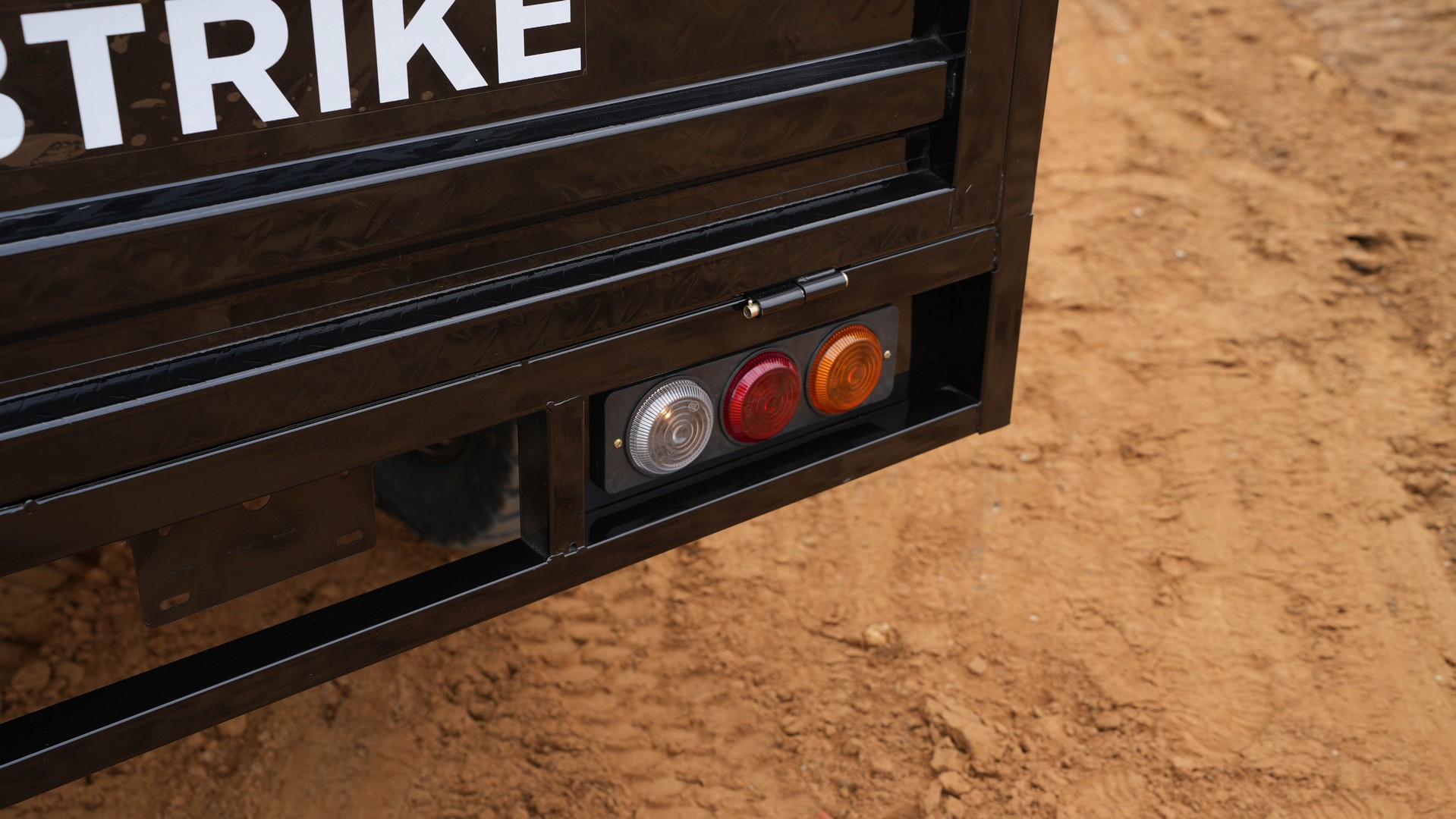 SIBTRIKE PRO CARGO 1.8 — Освещение и металлическая защита — дополнительный вид