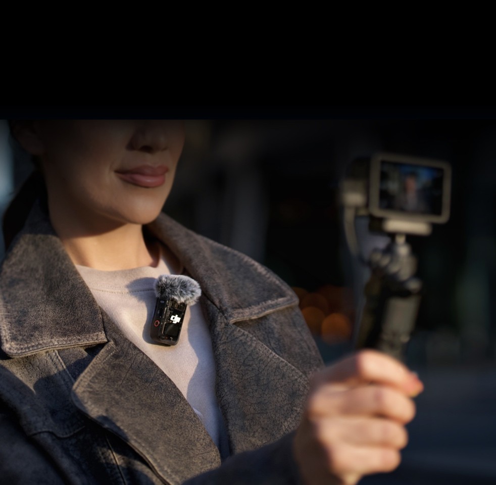 DJI Osmo Action 5 Pro снимает человека с отдельным микрофоном DJI