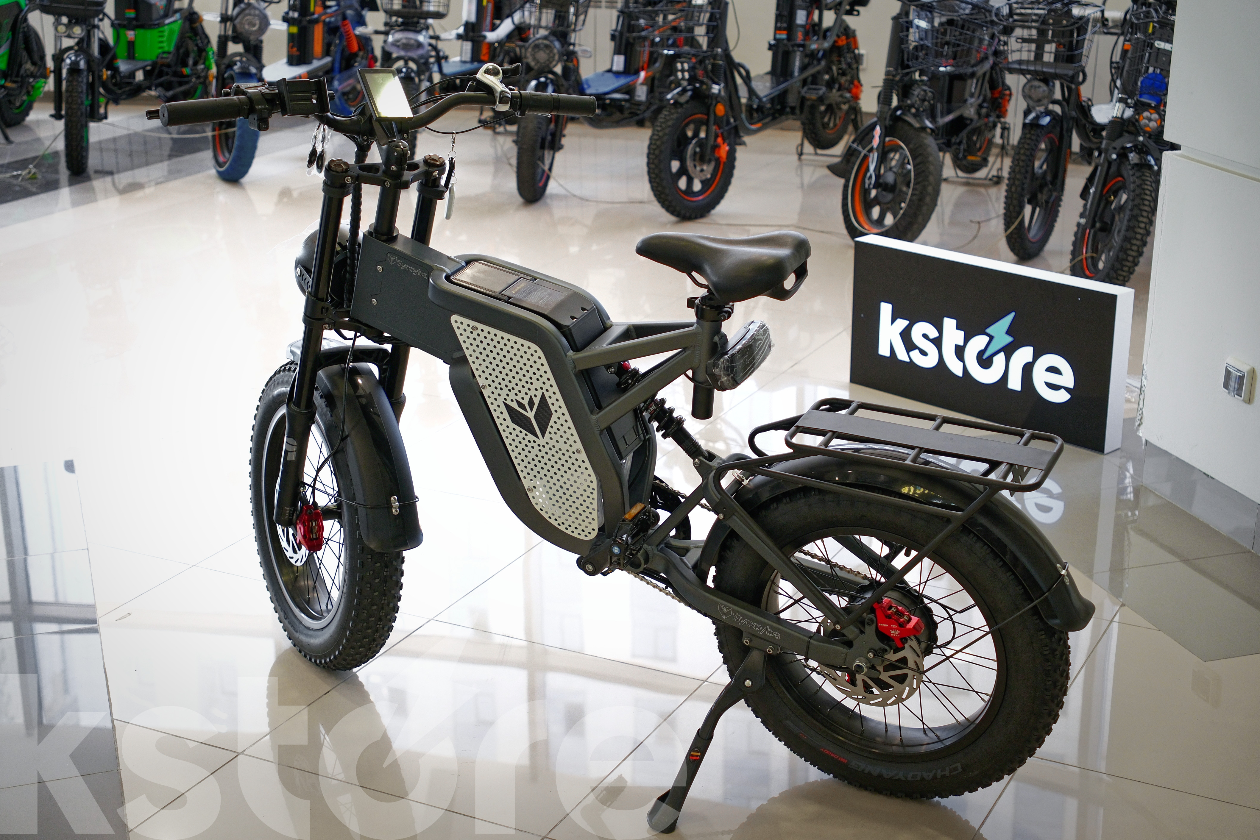 Syccyba X20 на спицах в торговом зале KSTORE, вид сбоку