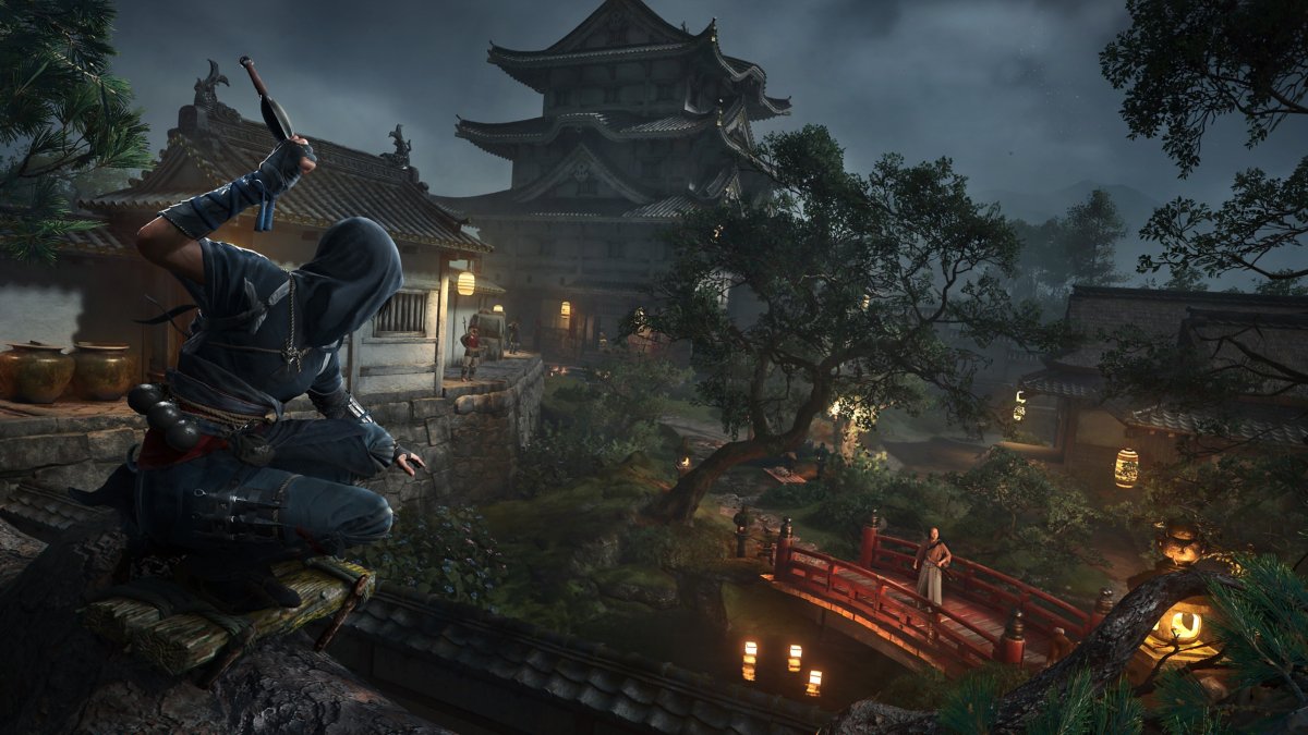 Наоэ готовит кунай на крыше ночью в Assassin’s Creed Shadows