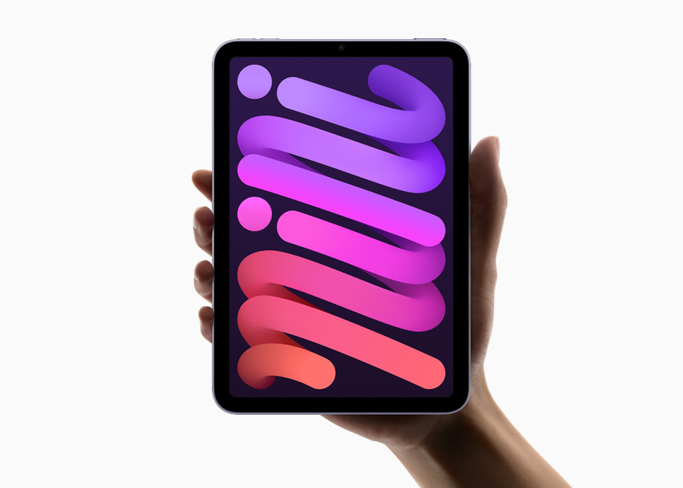 Компактный iPad mini A15 Bionic в руке