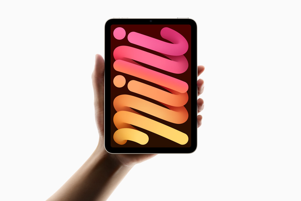 Компактный iPad mini A17 Pro в руке