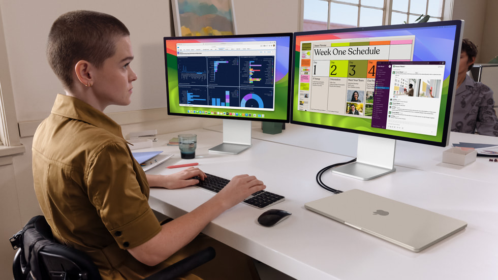 MacBook Air M3 с двумя внешними мониторами на рабочем столе