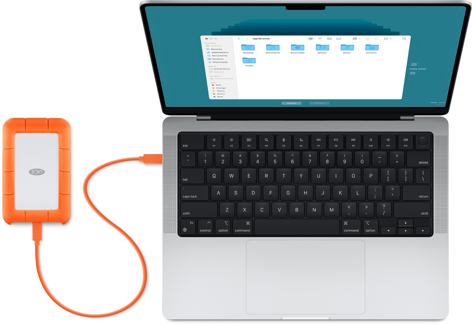 MacBook с подключённым внешним накопителем для резервной копии Time Machine