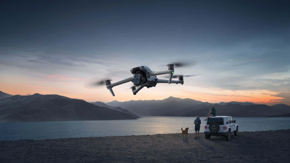 DJI Air 3S над озером: иллюстрация производителя