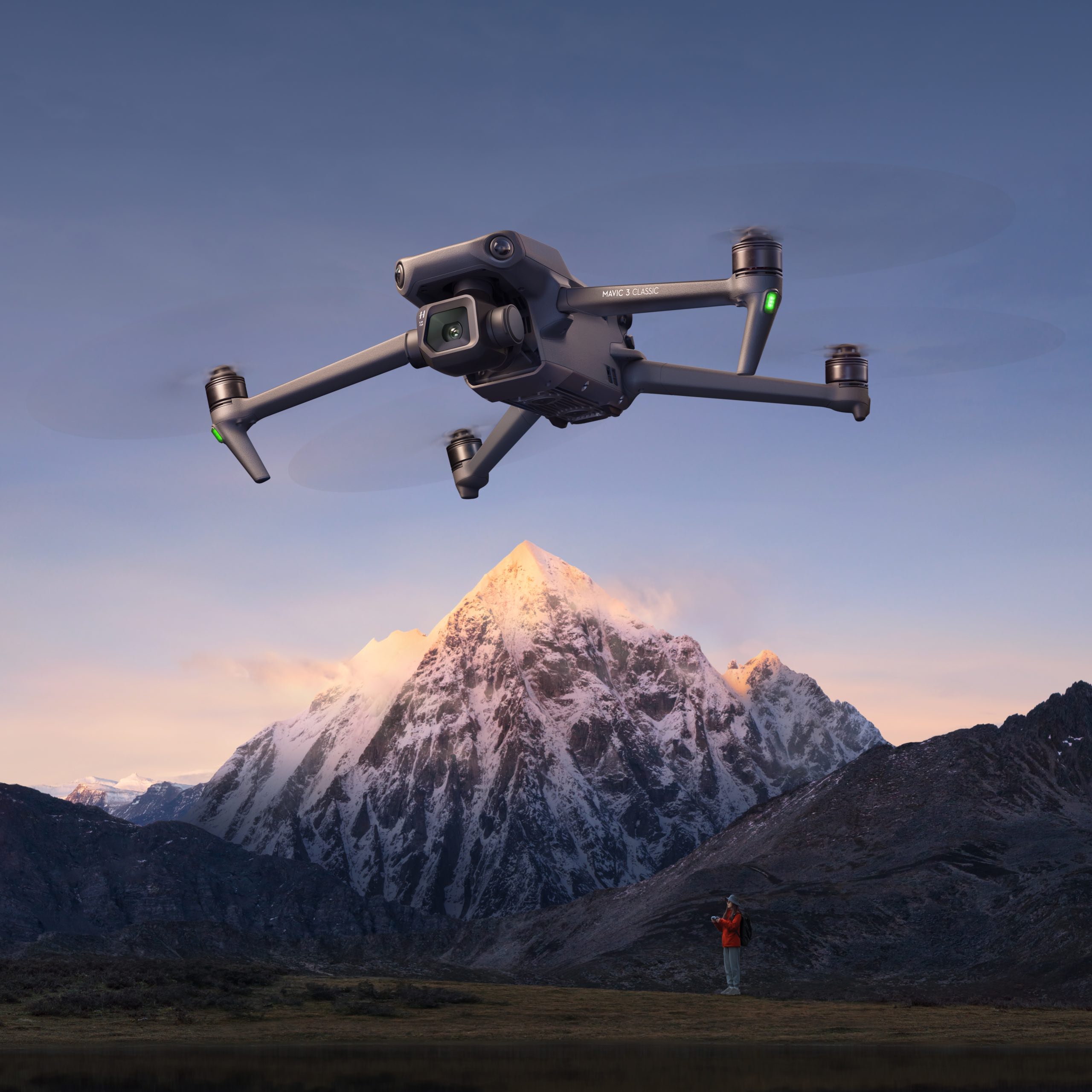 DJI Mavic 3 Classic в полёте над горами