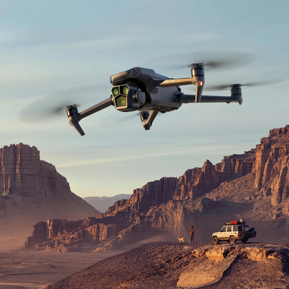 DJI Mavic 3 Pro в полёте над пейзажем