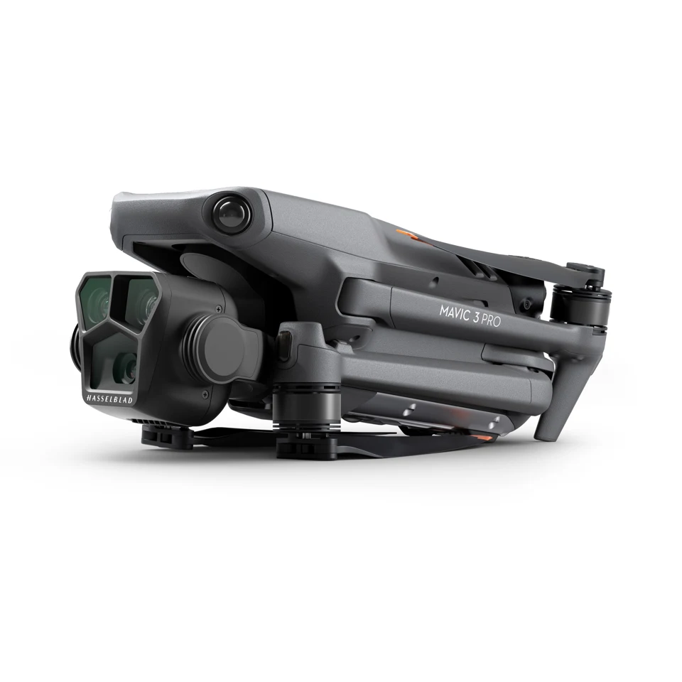 Сложенный DJI Mavic 3 Pro с тройной камерой