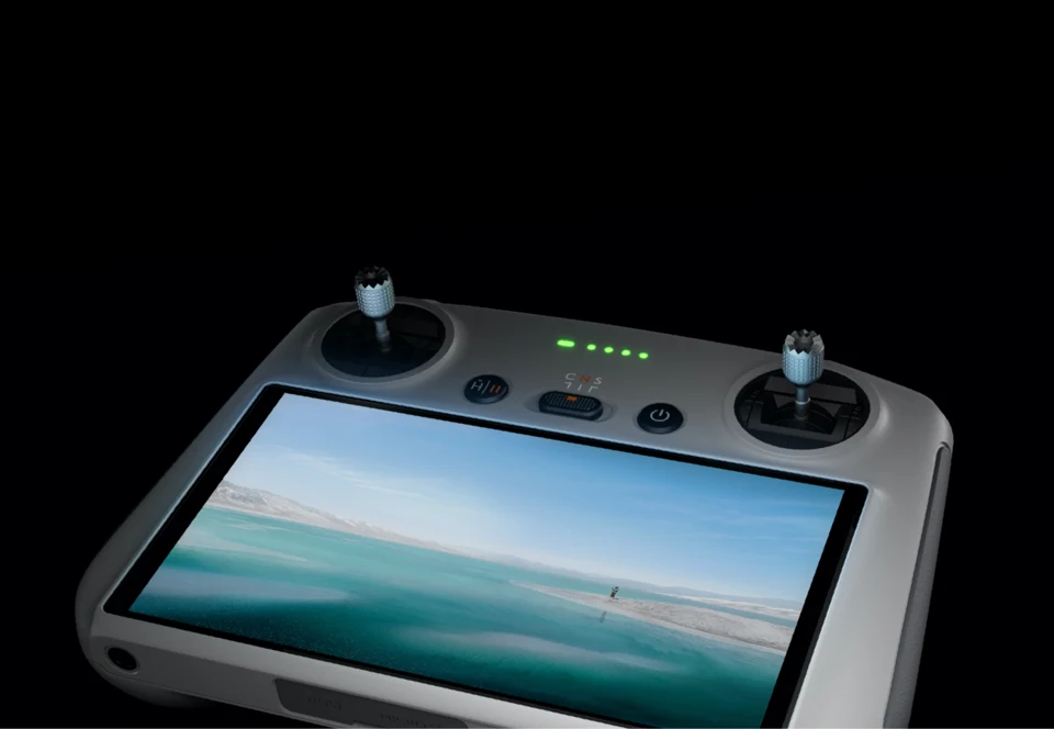 Пульт DJI RC в руках: экран DJI Fly и управление камерой