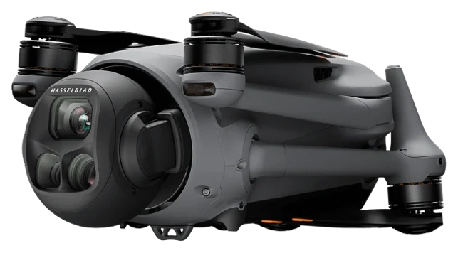 Сложенный DJI Mavic 4 Pro с тремя камерами