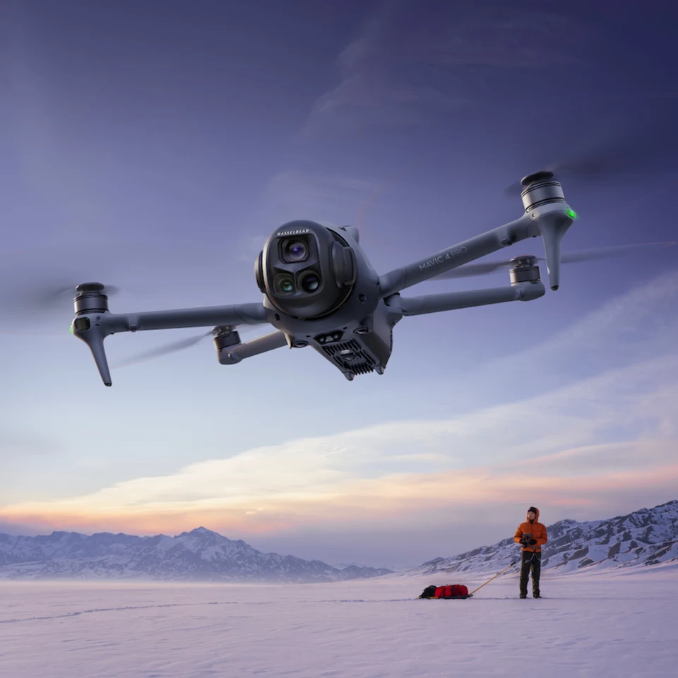 DJI Mavic 4 Pro в полёте