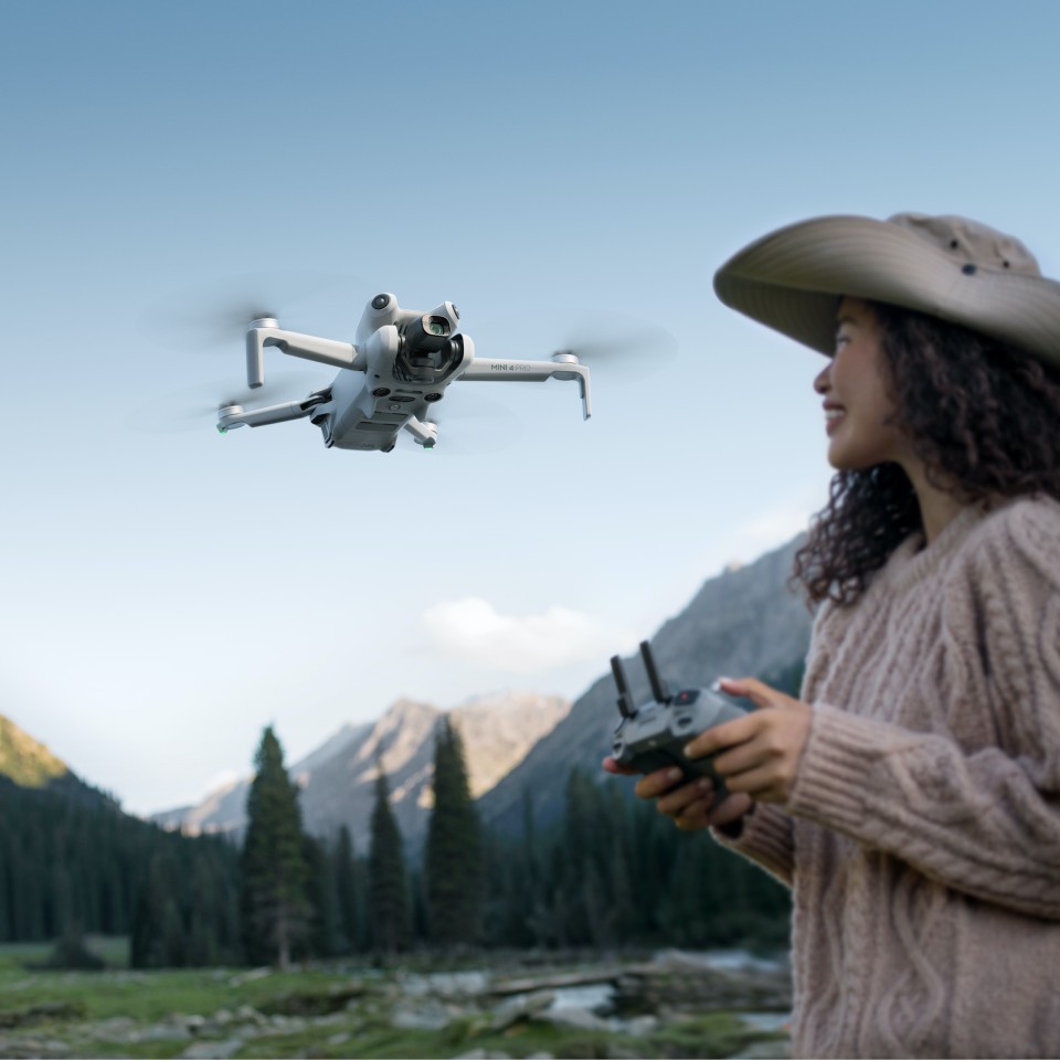 DJI Mini 4 Pro в полёте в горах, официальный кадр