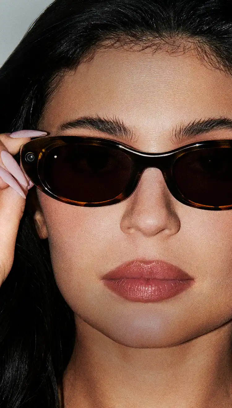 Kylie Jenner в умных очках Meta Starfire