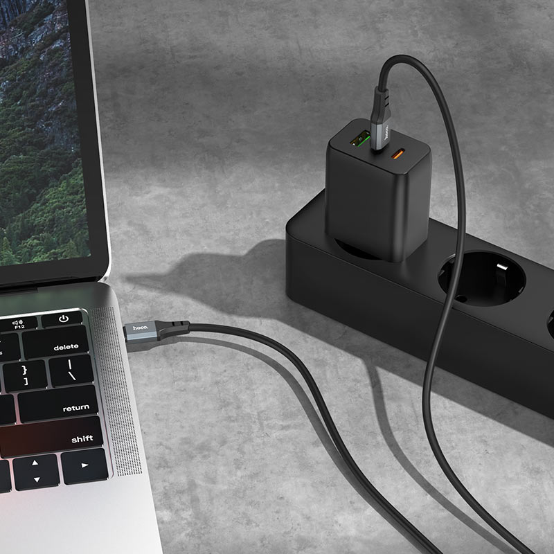 Чёрный Hoco X86 соединяет USB-C ноутбука с зарядным адаптером