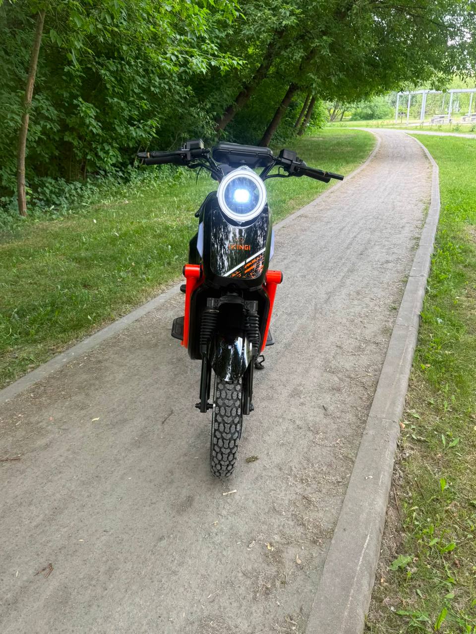 Передний вид и включённая фара IKINGI U2 Pro