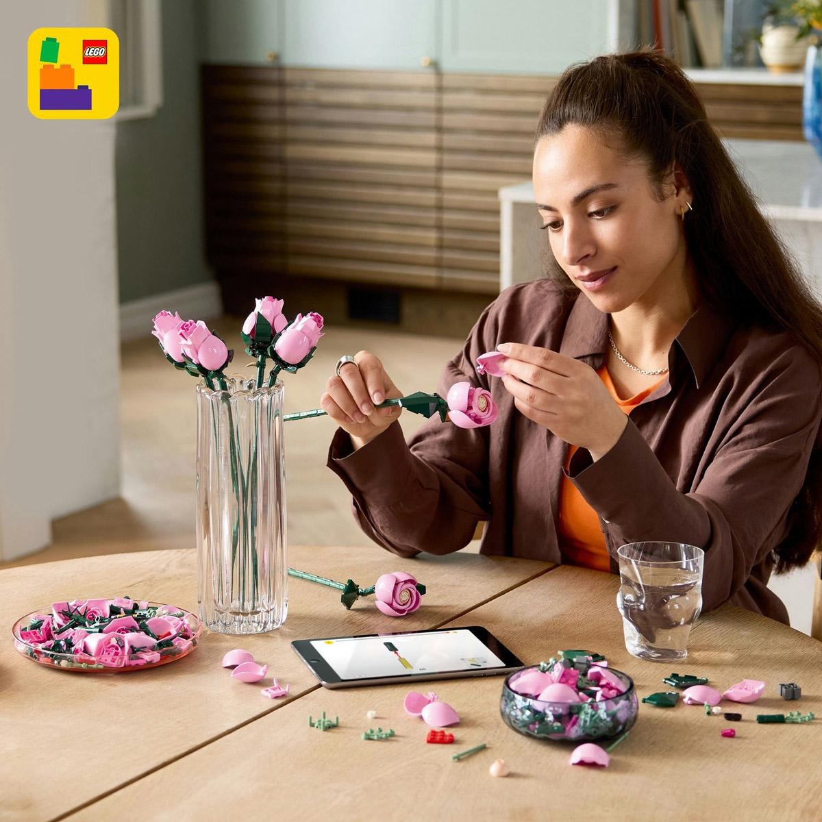 Сборка розового букета LEGO Botanicals за столом