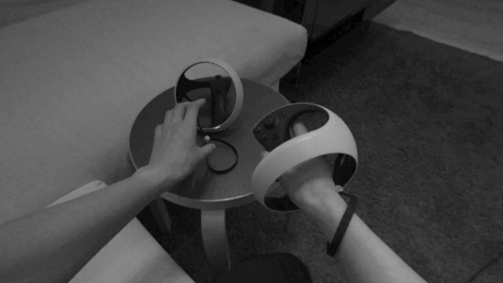 Вид комнаты и контроллеров через камеры PlayStation VR2