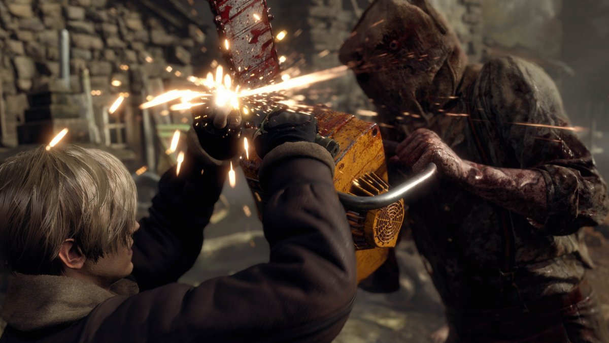 Леон отражает ножом атаку бензопилы в Resident Evil 4