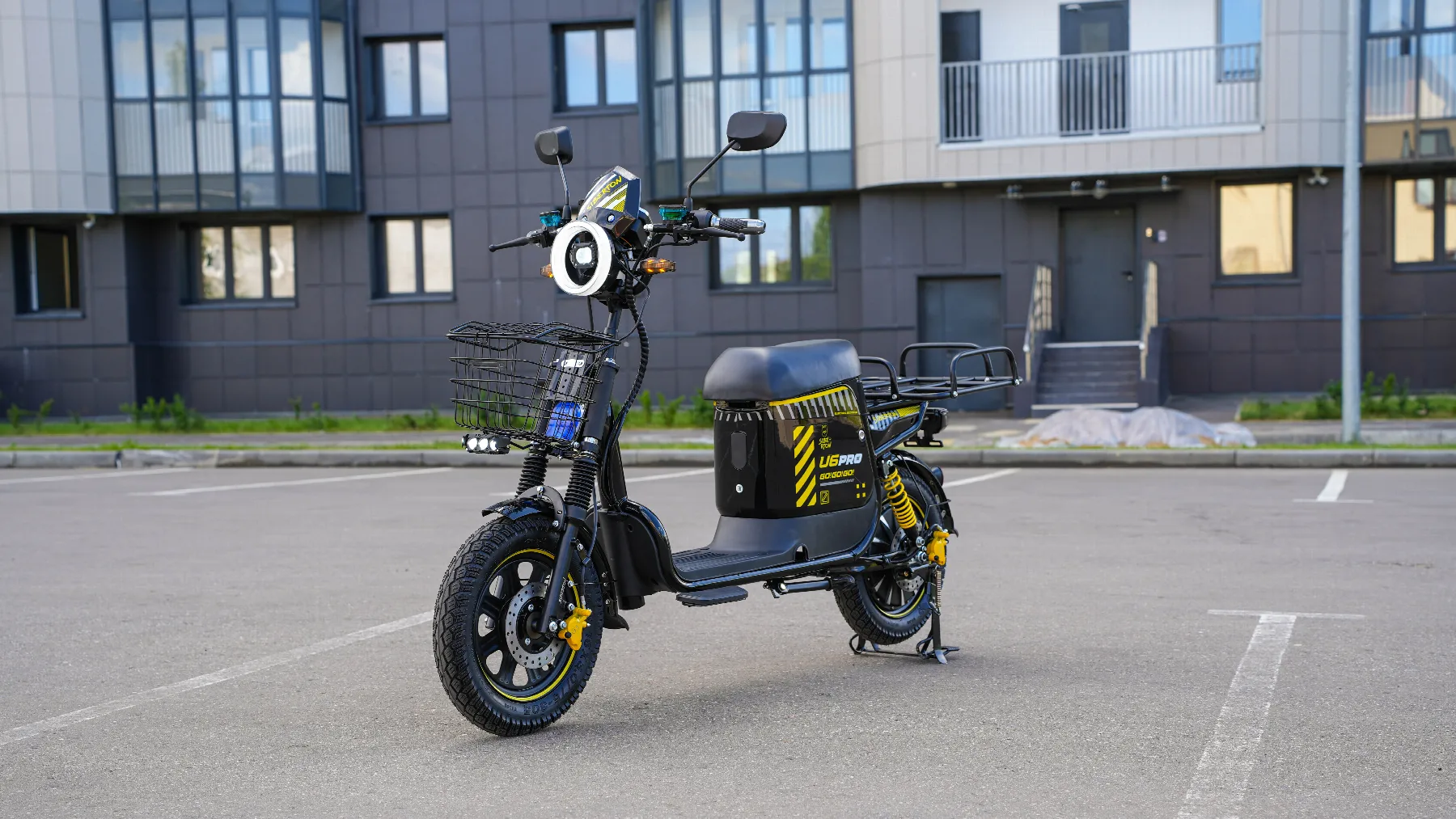 Siberton U6 Pro спереди в городской обстановке