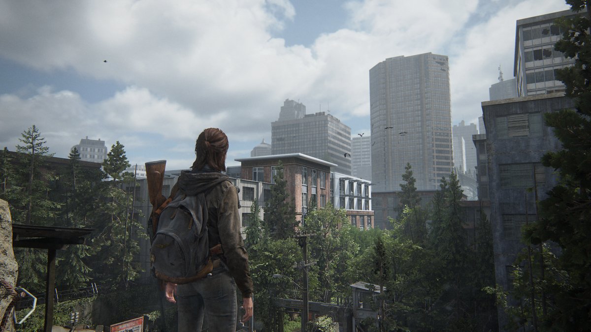 Элли смотрит на заросший Сиэтл в The Last of Us Part II Remastered