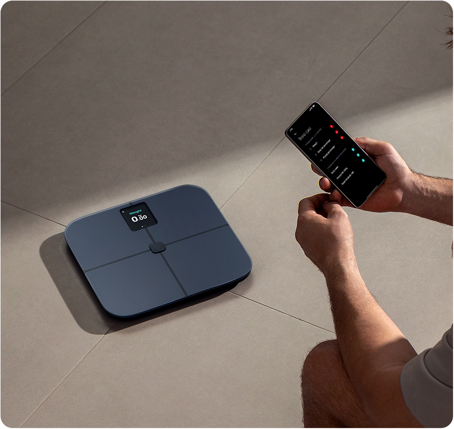 Весы Xiaomi S400 Pro рядом со смартфоном с приложением Xiaomi Home
