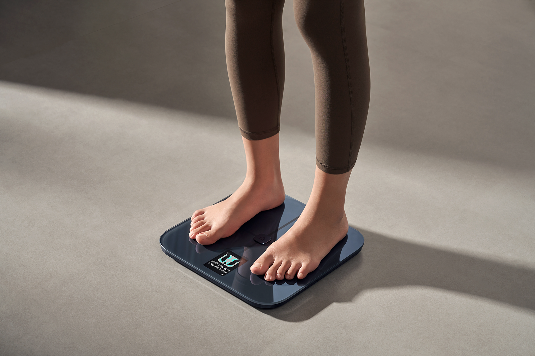 Человек взвешивается на Xiaomi Mijia Body Composition Scale S400 Pro