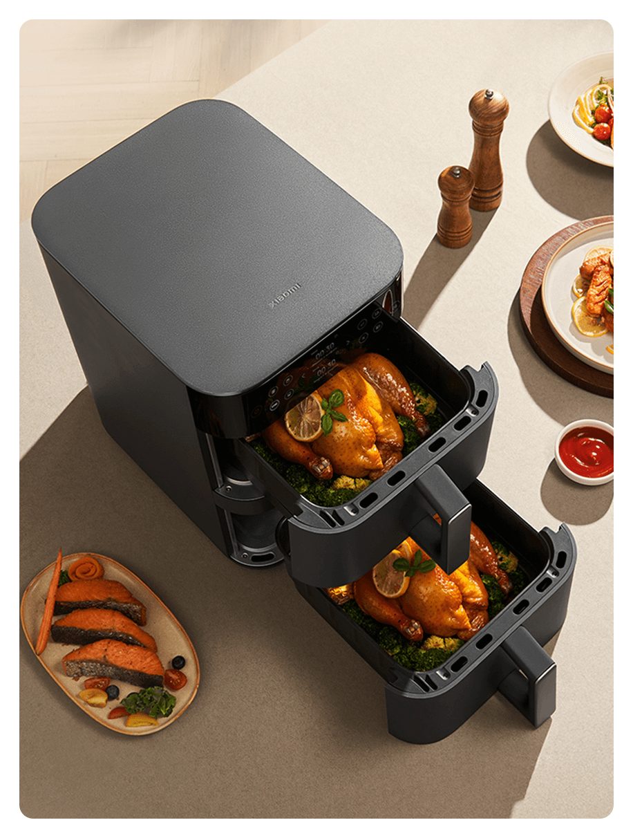 Чёрный аэрогриль с двумя открытыми корзинами и курицей