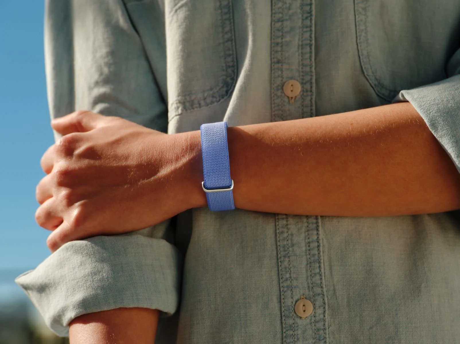 Google Fitbit Air Lavender на руке в повседневном использовании