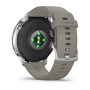 Garmin Venu 4 45 мм, серебристо-серый силиконовый ремешок: датчики пульса и зарядные контакты сзади