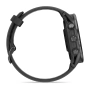 Garmin Forerunner 970 47 мм: чёрный корпус и титановый безель Carbon Grey DLC, боковой ракурс с тремя кнопками