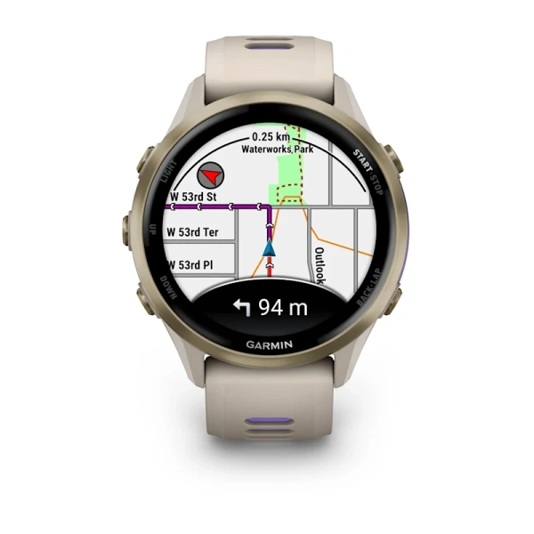 Garmin Forerunner 970 47 мм: серый корпус French Grey и золотистый титановый безель Soft Gold, общий ракурс с циферблатом