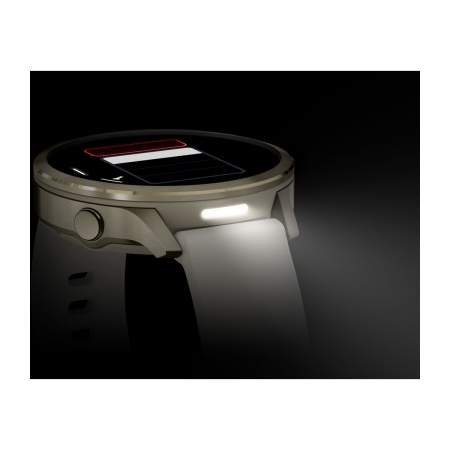 Garmin Venu 4 41 мм, золотистый корпус и силиконовый ремешок слоновой кости: встроенный светодиодный фонарик